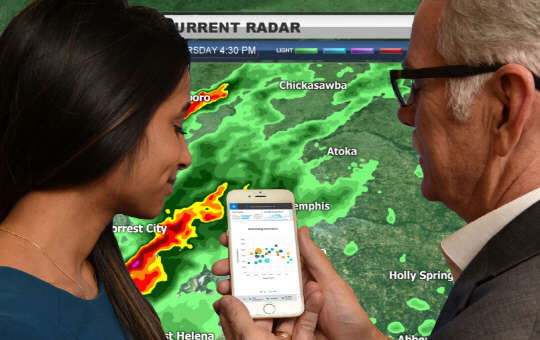 만주 말카니 IBM 분석 컨설턴트(왼쪽)와 폴 월시 웨더 컴퍼니 기상 분석 부문 부사장이 IBM 왓슨 애널리틱스를 통해 실시간으로 기상 정보를 확인하고 있다. 사진= IBM 제공